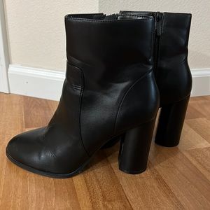 🦋 3/$20 Forever 21 High Heeled Black Pleather Zip-Up Ankle Booties